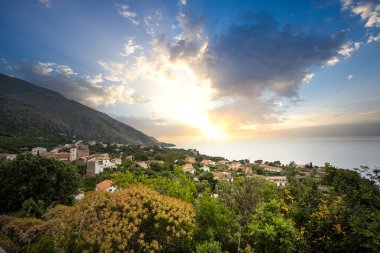 Salerno, Campania, Salerno, İtalya 'da kıyı şeridi ve Akdeniz manzaralı büyük kıyı yolu