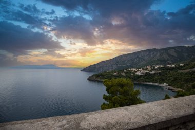 Salerno, Campania, Salerno, İtalya 'da kıyı şeridi ve Akdeniz manzaralı büyük kıyı yolu