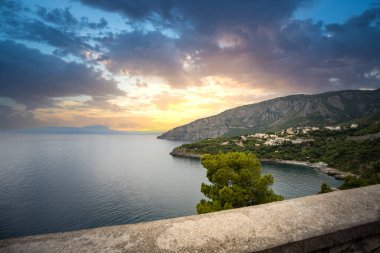 Salerno, Campania, Salerno, İtalya 'da kıyı şeridi ve Akdeniz manzaralı büyük kıyı yolu
