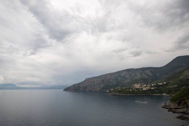 Salerno, Campania, Salerno, İtalya 'da kıyı şeridi ve Akdeniz manzaralı büyük kıyı yolu