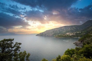 Salerno, Campania, Salerno, İtalya 'da kıyı şeridi ve Akdeniz manzaralı büyük kıyı yolu