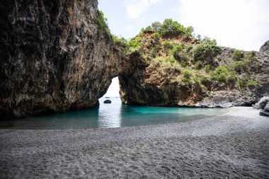 Güzel gizli sahil. Saraceno mağarası Salerno, Campania, Salerno, İtalya 'da.