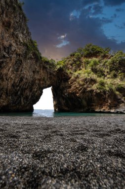 Güzel gizli sahil. Saraceno mağarası Salerno, Campania, Salerno, İtalya 'da.