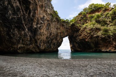 Güzel gizli sahil. Saraceno mağarası Salerno, Campania, Salerno, İtalya 'da.