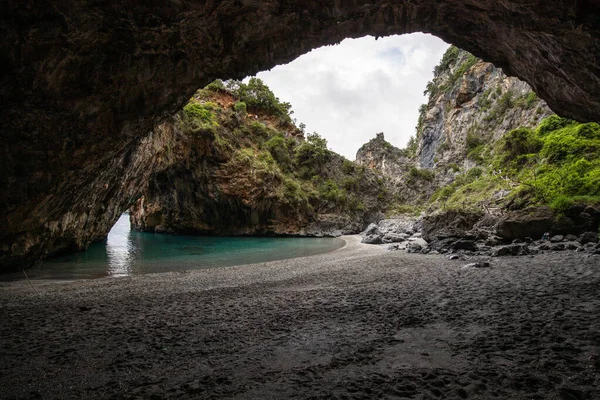 Güzel gizli sahil. Saraceno mağarası Salerno, Campania, Salerno, İtalya 'da.