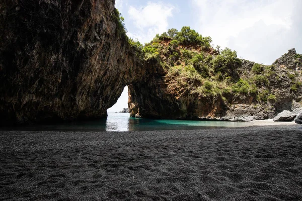 Güzel gizli sahil. Saraceno mağarası Salerno, Campania, Salerno, İtalya 'da.