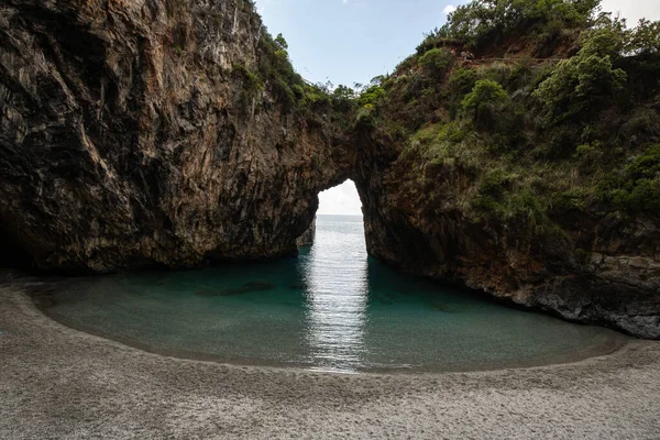Güzel gizli sahil. Saraceno mağarası Salerno, Campania, Salerno, İtalya 'da.