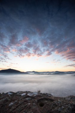 Wachtfelsen 'de Mistik Gün Doğumu, Palatinate Ormanı. Wernersberg, Almanya yakınlarında sis ve bulutların arasında büyüleyici bir manzara.