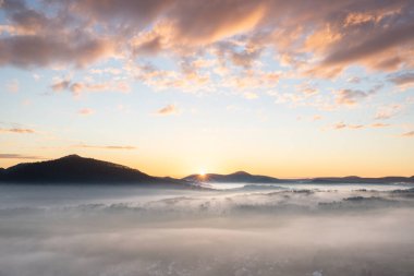 Wachtfelsen 'de Mistik Gün Doğumu, Palatinate Ormanı. Wernersberg, Almanya yakınlarında sis ve bulutların arasında büyüleyici bir manzara.