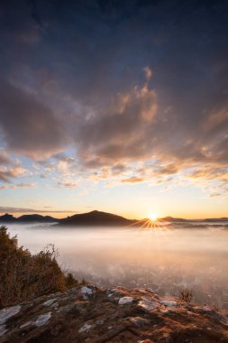 Wachtfelsen 'de Mistik Gün Doğumu, Palatinate Ormanı. Wernersberg, Almanya yakınlarında sis ve bulutların arasında büyüleyici bir manzara.