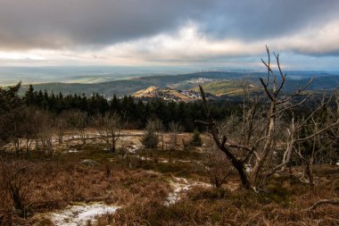 Günbatımı Hessen, Almanya 'da Taunus Dağı' nda. Harika ışıklandırması ve hipermetrobu olan güzel doğa.