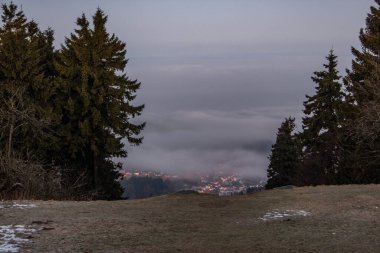 Günbatımı Hessen, Almanya 'da Taunus Dağı' nda. Harika ışıklandırması ve hipermetrobu olan güzel doğa.