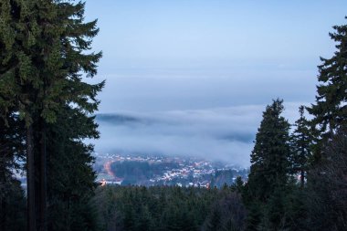 Günbatımı Hessen, Almanya 'da Taunus Dağı' nda. Harika ışıklandırması ve hipermetrobu olan güzel doğa.