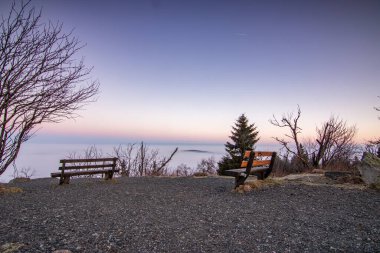 Günbatımı Hessen, Almanya 'da Taunus Dağı' nda. Harika ışıklandırması ve hipermetrobu olan güzel doğa.