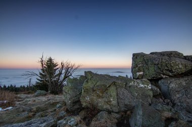 Günbatımı Hessen, Almanya 'da Taunus Dağı' nda. Harika ışıklandırması ve hipermetrobu olan güzel doğa.