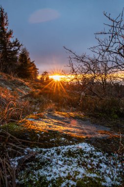 Günbatımı Hessen, Almanya 'da Taunus Dağı' nda. Harika ışıklandırması ve hipermetrobu olan güzel doğa.