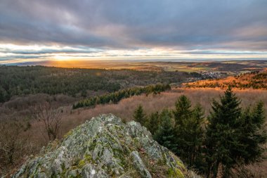 Groer Zacken 'deki manzara, Taunus volkanik bölgesi. Bulutlu, güneşli bir sonbahar günü, gün batımını gören çayırlar, tepeler, tarlalar ve ormanlar. Hesse, Almanya
