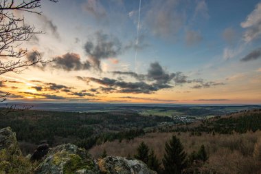 Groer Zacken 'deki manzara, Taunus volkanik bölgesi. Bulutlu, güneşli bir sonbahar günü, gün batımını gören çayırlar, tepeler, tarlalar ve ormanlar. Hesse, Almanya