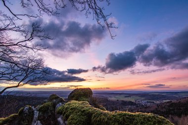 Groer Zacken 'deki manzara, Taunus volkanik bölgesi. Bulutlu, güneşli bir sonbahar günü, gün batımını gören çayırlar, tepeler, tarlalar ve ormanlar. Hesse, Almanya