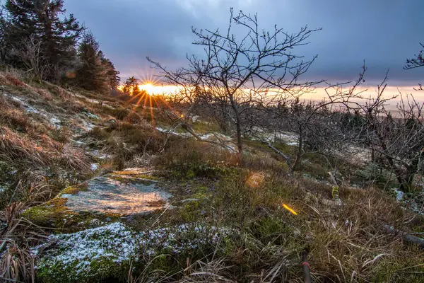 Günbatımı Hessen, Almanya 'da Taunus Dağı' nda. Harika ışıklandırması ve hipermetrobu olan güzel doğa.