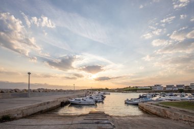 Sabahları küçük limanı olan bir sahil. Akdeniz 'de güzel bir gün doğumu. Vir, Zadar, Dalmaçya, Adriyatik Denizi, Hırvatistan 'ın Akdeniz kıyıları ve manzarası