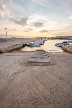 Sabahları küçük limanı olan bir sahil. Akdeniz 'de güzel bir gün doğumu. Vir, Zadar, Dalmaçya, Adriyatik Denizi, Hırvatistan 'ın Akdeniz kıyıları ve manzarası