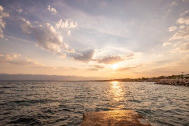 Sabah küçük bir iskelesi ya da iskelesi olan körfez. Akdeniz 'de güzel bir gün doğumu. Akdeniz kıyısı ve Plaa Loziceder plajı. Vir, Zadar, Dalmaçya, Adriyatik, Hırvatistan adası