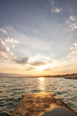 Sabah küçük bir iskelesi ya da iskelesi olan körfez. Akdeniz 'de güzel bir gün doğumu. Akdeniz kıyısı ve Plaa Loziceder plajı. Vir, Zadar, Dalmaçya, Adriyatik, Hırvatistan adası