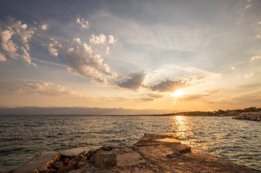 Sabah küçük bir iskelesi ya da iskelesi olan körfez. Akdeniz 'de güzel bir gün doğumu. Akdeniz kıyısı ve Plaa Loziceder plajı. Vir, Zadar, Dalmaçya, Adriyatik, Hırvatistan adası