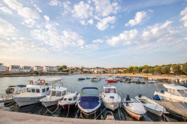 Sabahları küçük limanı olan bir sahil. Akdeniz 'de güzel bir gün doğumu. Vir, Zadar, Dalmaçya, Adriyatik Denizi, Hırvatistan 'ın Akdeniz kıyıları ve manzarası