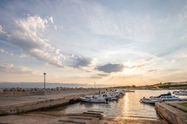 Sabahları küçük limanı olan bir sahil. Akdeniz 'de güzel bir gün doğumu. Vir, Zadar, Dalmaçya, Adriyatik Denizi, Hırvatistan 'ın Akdeniz kıyıları ve manzarası