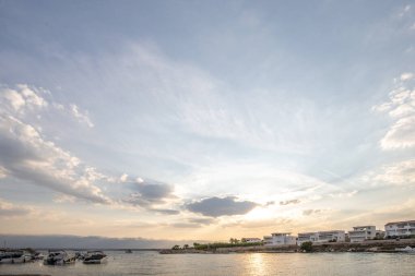 Sabahları küçük limanı olan bir sahil. Akdeniz 'de güzel bir gün doğumu. Vir, Zadar, Dalmaçya, Adriyatik Denizi, Hırvatistan 'ın Akdeniz kıyıları ve manzarası