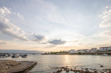 Sabahları küçük limanı olan bir sahil. Akdeniz 'de güzel bir gün doğumu. Vir, Zadar, Dalmaçya, Adriyatik Denizi, Hırvatistan 'ın Akdeniz kıyıları ve manzarası