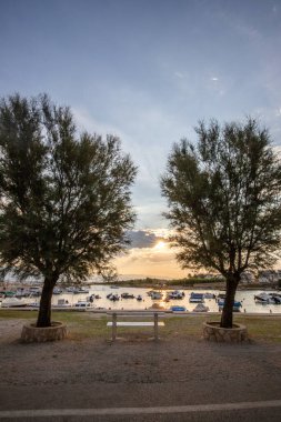 Sabahları küçük limanı olan bir sahil. Akdeniz 'de güzel bir gün doğumu. Vir, Zadar, Dalmaçya, Adriyatik Denizi, Hırvatistan 'ın Akdeniz kıyıları ve manzarası