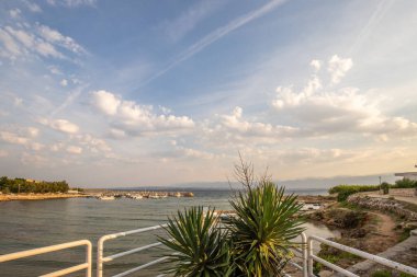 Sabah küçük bir limanı olan körfez. Akdeniz 'de güzel bir gün doğumu. Vir, Zadar, Dalmaçya, Adriyatik Denizi ve Hırvatistan adasındaki Plaa Lozice plajı ve manzarası