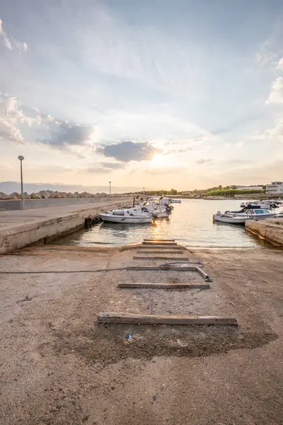 Sabahları küçük limanı olan bir sahil. Akdeniz 'de güzel bir gün doğumu. Vir, Zadar, Dalmaçya, Adriyatik Denizi, Hırvatistan 'ın Akdeniz kıyıları ve manzarası