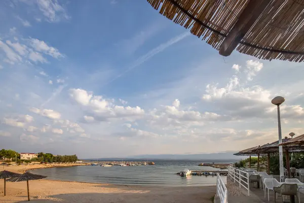 Sabah küçük bir limanı olan körfez. Akdeniz 'de güzel bir gün doğumu. Vir, Zadar, Dalmaçya, Adriyatik Denizi ve Hırvatistan adasındaki Plaa Lozice plajı ve manzarası