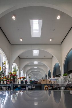 Yeni inşa edilmiş modern pazar salonunun mimarisi. Bu binanın şehirdeki yemek için yapılmış çatısı harika, PC Macaristan.