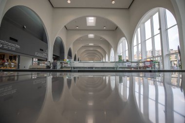 Yeni inşa edilmiş modern pazar salonunun mimarisi. Bu binanın şehirdeki yemek için yapılmış çatısı harika, PC Macaristan.