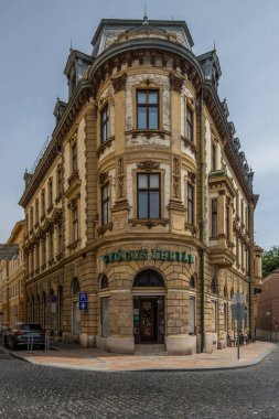 Gündüz vakti eski bir kasabanın güzel şehir ve sokak fotoğrafları. Szchenyi Meydanı 'ndaki şehir merkezinde yaz havası, beş kilise şehri PC Macaristan' daki tarihi binalarla dolu.