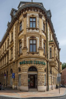 Gündüz vakti eski bir kasabanın güzel şehir ve sokak fotoğrafları. Szchenyi Meydanı 'ndaki şehir merkezinde yaz havası, beş kilise şehri PC Macaristan' daki tarihi binalarla dolu.
