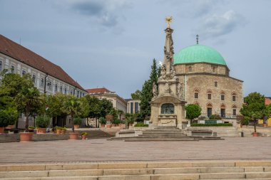Gündüz vakti eski bir kasabanın güzel şehir ve sokak fotoğrafları. Szchenyi Meydanı 'ndaki şehir merkezinde yaz havası, beş kilise şehri PC Macaristan' daki tarihi binalarla dolu.