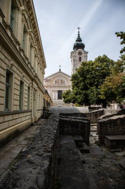 St. Francis Kilisesi ile güzel bir şehir ve sokak fotoğrafı. Gündüzleri tarihi şehir merkezi. Macaristan 'da beş kilise şehrinde yaz havası var.