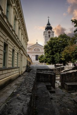 St. Francis Kilisesi ile güzel bir şehir ve sokak fotoğrafı. Gündüzleri tarihi şehir merkezi. Macaristan 'da beş kilise şehrinde yaz havası var.