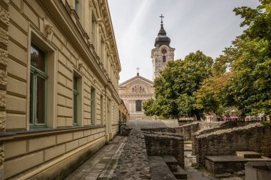 St. Francis Kilisesi ile güzel bir şehir ve sokak fotoğrafı. Gündüzleri tarihi şehir merkezi. Macaristan 'da beş kilise şehrinde yaz havası var.