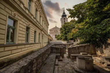 St. Francis Kilisesi ile güzel bir şehir ve sokak fotoğrafı. Gündüzleri tarihi şehir merkezi. Macaristan 'da beş kilise şehrinde yaz havası var.