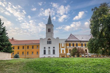 Tarihi bir kasabada güzel dekore edilmiş eski binalar. Görüntü: Beş Kilise Şehri, PC, Dl-Dunntl, Macaristan