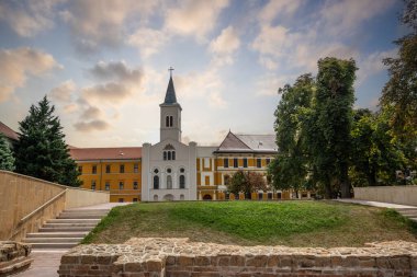 Tarihi bir kasabada güzel dekore edilmiş eski binalar. Görüntü: Beş Kilise Şehri, PC, Dl-Dunntl, Macaristan