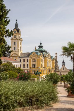 Tarihi şehir merkezi ve merkez meydanında eski tarihi binalar var. Beş Kilise Şehri 'nin ortasındaki Szechenyi Meydanı PC, Dl-Dunntl, Macaristan' ın tarihsel mirasını gösteriyor.