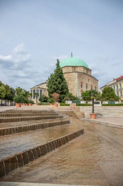 Tarihi şehir merkezi ve merkez meydanında eski tarihi binalar var. Beş Kilise Şehri 'nin ortasındaki Szechenyi Meydanı PC, Dl-Dunntl, Macaristan' ın tarihsel mirasını gösteriyor.